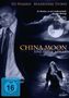 Text: "Ed Harris, Madeleine Stowe. Er dachte, es sei Leidenschaft. Es war Betrug. Er dachte, es sei Liebe. Es war Mord. CHINA MOON. EINE HEISSE AFFÄRE." Ein Mann im Anzug und eine Frau im Wasser bei Vollmond., DVD