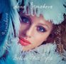 "Anna Ermakova", "Behind Blue Eyes". Nahaufnahme eines Gesichts umrahmt von hellblauen Federn., CD
