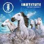 Oben rechts: "INSTITUTE DISTORT YOURSELF". Ein Logo und fünf weiße Pferde rennen durch Wasser.