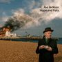 Text: „Joe Jackson Hope and Fury.“ Eine Illustration zeigt einen Pier in Flammen, daneben steht ein Mann mit einer Tasse Tee., CD
