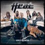 "H.e.a.t" und "ADDRESS THE NATION". Eine Gruppe sitzt in einem modernen Raum, ein Hund liegt auf dem Boden.