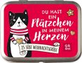 "Du hast ein Plätzchen in meinem Herzen. 25 süße Weihnachtsgrüße." Illustrierte Katze hält ein Herz vor rotem Hintergrund., Diverse