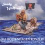 „Sandy Wolfrum“, „DAS BOLTENHAGEN KONZERT“, „das komplette Konzert im Rahmen der 25. Liedertage 2023.“  
Ein Mann spielt Gitarre auf einem Floß mit Rumfass und Piratenflagge., 2 CDs