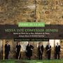 "Piere de La Rue: Missa Iste Confessor Domini." Musizierende Gruppe mit großen Holzblasinstrumenten vor einer Steinwand., CD