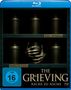 Titel: "The Grieving: Asche zu Asche". Text: "Evil Remains", "Ashes to Ashes". Ein Regal mit Urnen, eine davon wird von Händen umklammert.