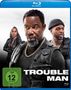 Text: "FSK ab 12 freigegeben", "TROUBLE MAN". Drei Personen, mittlere Person im Vordergrund mit ernstem Blick, trägt Goldkette.