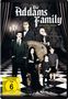 Die Addams Family: Die komplette Serie. Eine Familie in formeller Kleidung steht in einem opulenten Raum.