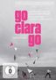 "Go clara go" in pink. Darunter: "ein film von sylvie kürsten". Fünf Personen auf Feld mit Flugdrachen.