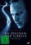 Titel: "Im Zeichen der Libelle". Ein großes Gesicht in Blautönen, darunter ein helles Licht und ein FSK 12-Symbol., DVD