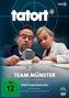 „Tatort - Team Münster: Thiel und Boerne, Ermittlungsjahr 2023“. Zwei Personen inspizieren etwas mit einer Lupe., DVD
