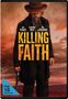 „KILLING FAITH“. Schauspieler: Guy Pearce, DeWanda Wise, Bill Pullman. Ein Mann im Western-Outfit mit Hut und Gewehr.