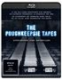 Blau leuchtender Titel "The Poughkeepsie Tapes". Es sind viele VHS-Kassetten sichtbar. Hinweis "SPIO/JK geprüft".