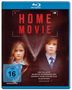 „HOME MOVIE“, „FSK ab 18“, zwei Kinder mit ernsten Gesichtern, blutige Kleidung, Überwachungskamerarand.