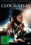 "Cloud Atlas – Alles ist verbunden" steht auf einem Filmplakat mit Gesichtern mehrerer Charaktere vor einem kosmischen Hintergrund.