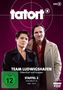 „tatort“, „TEAM LUDWIGSHAFEN“, „STAFFEL 2“. Zwei Menschen in Mänteln vor einem violetten Hintergrund.