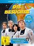 Text: "DIE BESUCHER", "ERSTMALS AUF BLU-RAY", "DIGITAL RESTAURIERT", "NEU ABGETASTET IN HD", "FSK ab 6 freigegeben".  
Illustration: Vier Personen in futuristischen Anzügen vor einem Bild der Erde im Weltall., 2 Blu-ray Discs