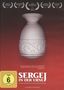 „SERGEJ IN DER URNE“ steht in großen weißen Buchstaben. Darunter eine verzierte Urne auf rotem Hintergrund. FSK 6 freigegeben.