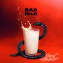 Schwarze Texte "BAD MILK". Eine Schlange umwickelt ein Glas Milch auf rotem Hintergrund., CD