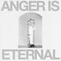 „ANGER IS ETERNAL“ in großen grauen Buchstaben. Eine leuchtende Figur in einem metallischen Gestell im Zentrum., CD