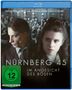 Texts: "NÜRNBERG 45", "IM ANGESICHT DES BÖSEN", Schauspielernamen. Zwei ernste Gesichter vor historischem Gerichtssaal., Blu-ray Disc