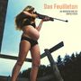 „Das Feuilleton: Ab morgen bin ich unpolitisch.“ Eine schwangere Frau in schwarzen Unterwäsche zielt mit einem Gewehr., CD
