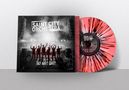 "SAINT CITY ORCHESTRA", "THIS AIN'T QUIET". Ein schwarz-weißes Konzertbild mit jubelnder Menge und rote Vinylplatte mit schwarzem Muster., LP