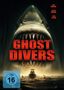 „GHOST DIVERS“ in roten Buchstaben über einem riesigen Haifischmaul. Ein Fischerboot auf stürmischer See.