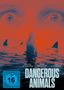FSK 16 freigegeben. Titel: Dangerous Animals. Große Augen im Hintergrund. Mensch im Wasser, von Haifischflossen umgeben., DVD