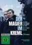 "DER MAGIER IM KREML"; Vorab-Cover, FSK 12 Logo. Zwei ernst dreinschauende Männer in Anzügen vor unscharfem Hintergrund., DVD