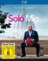 „Kevin James, Solo Mio, Vorab-Cover, FSK ab 6 freigegeben.“ Ein Mann im Anzug sitzt mit Blumenstrauß vor einer Kuppel., Blu-ray Disc