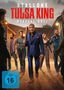 "STALLONE TULSA KING STAFFEL DREI" steht oben. In der Mitte steht ein Mann im Anzug mit einem Schläger, umgeben von Menschen., 3 DVDs