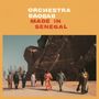 "Orchestra Baobab Made in Senegal" steht oben in großer Schrift. Mehrere Personen gehen vor einer massiven Statue., LP