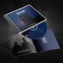 CD-Cover mit "Dererand" und "The Longest Night", CD und Booklet mit Bild von zwei Männern und blauem Design-Element., CD