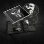 CD-Cover mit Fledermaus und Schriftzug „Arcana - Verity - Death“. Zwei CDs und ein geöffnetes Booklet enthalten Texte und Bilder., 2 CDs