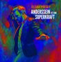 "ELIJAH PRESLY ANDERSSEIN IST EINE SUPERKRAFT" in großen Buchstaben. Buntes, abstraktes Bild eines Mannes in Bewegung., LP