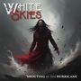 Oben steht "White Skies", unten "Shouting at the Hurricane". Ein Mann schreit in einem stürmischen, eindrucksvollen Szenario., CD