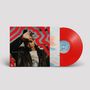 „AM WARNING WELLEN“ auf einem Albumcover. Eine Person hebt die Hand vor rotem Hintergrund mit Wellen. Rote Vinylplatte.