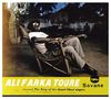 "ALI FARKA TOURE Savane" steht oben. Ein Mann sitzt im Freien auf einem Stuhl und spielt Gitarre., 2 LPs