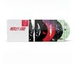 Der Text „Mötley Crüe“ ist in roter Schrift. Mehrere Schallplatten mit verschiedenen bunten Covern sind zu sehen., 5 LPs