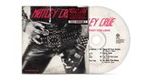"Mötley Crüe" in roter Schrift auf schwarzer Lederhose mit Nieten und Schnallen. CD daneben mit Titeln in schwarz., CD