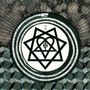 Zentral ein Symbol aus Herz und Stern in einem Kreis mit mystischen Schriftzeichen, umgeben von geometrischen Mustern.
