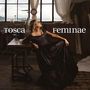 Text "tosca feminae". Eine Frau in schwarzem Kleid lehnt an einem Tisch in einem industriellen Raum mit großen Fenstern., CD