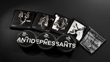Texte: "ANTIDEPRESSANTS", "suede". Mehrere schwarze CDs und Albumcover mit kunstvollen Schwarz-Weiß-Bildern., 3 CDs