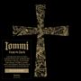 Auf den Schallplatten steht „Iommi“. Schwarze Hülle mit kreuzförmiger Öffnung. Schwarz-weiße Schallplatten und kunstvolle Illustrationen., CD