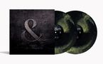 Großes "&" auf dunklem Hintergrund. Zwei dunkle Schallplatten mit grünlichen Sprenkeln, Texte: "SIDE A" und "SIDE C"., 2 LPs