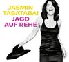 „JASMIN TABATABAI JAGD AUF REHE“. Eine Frau in einem schwarzen Kleid lacht und hält einen Hut., CD
