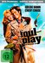 Titel: "foul play – Eine ganz krumme Tour." Zwei lachende Personen in Trenchcoat, mit Pistolen und Flugzeug im Hintergrund., DVD