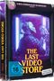 „A META-HORROR BLAST OF NOSTALGIA“ und „THE LAST VIDEO STORE“ in gelber Schrift. Ein maskierter Mann in Blau- und Lilatönen., 1 Blu-ray Disc und 1 DVD