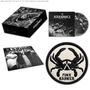 "Kärbholz, Sturm & Freundschaft, Fuck Cancer" zeigt eine CD, Box, ein Foto und Abzeichen mit Krebs und gekreuzten Hämmern., 1 CD und 1 Merchandise