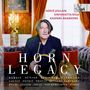 „HORN LEGACY“ steht im Vordergrund. Ein Mann hält ein Horn, sitzt auf einem Sofa in einem elegant dekorierten Raum., CD